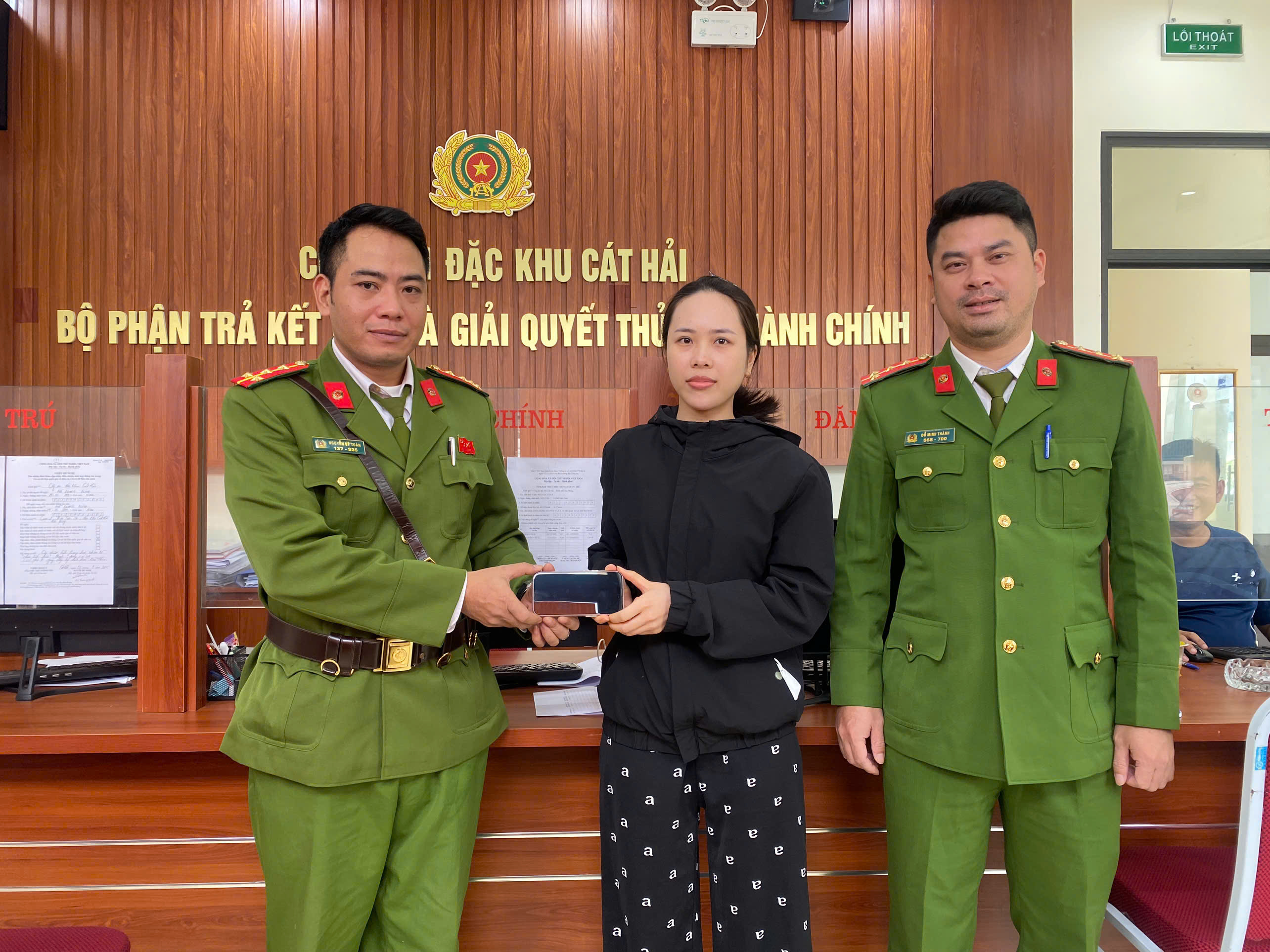 Tổ Cảnh sát trật tự Công an đặc Khu Cát Hải trao trả tài sản đánh rơi cho người dân